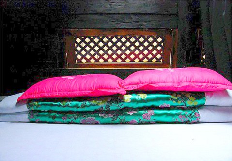 轻衾各自寒,小簟轻衾各自寒全诗