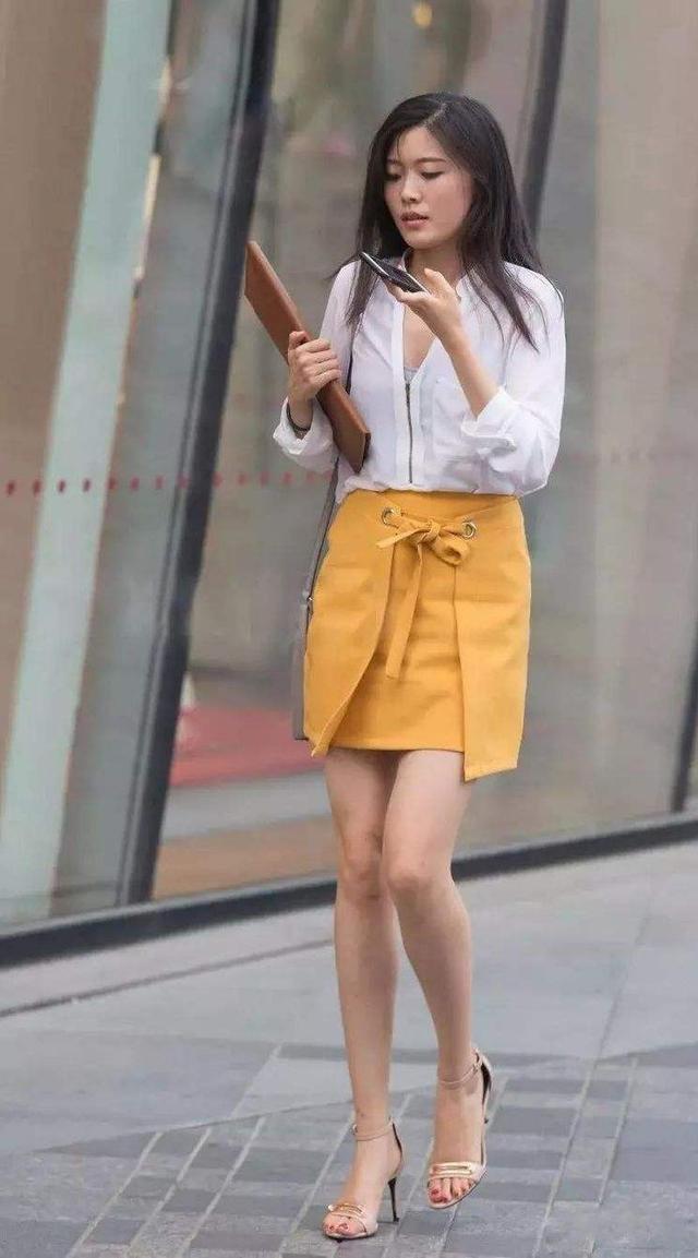 属于夏天的白色，怎么穿才更高级？和这些颜色搭，美到移不开眼