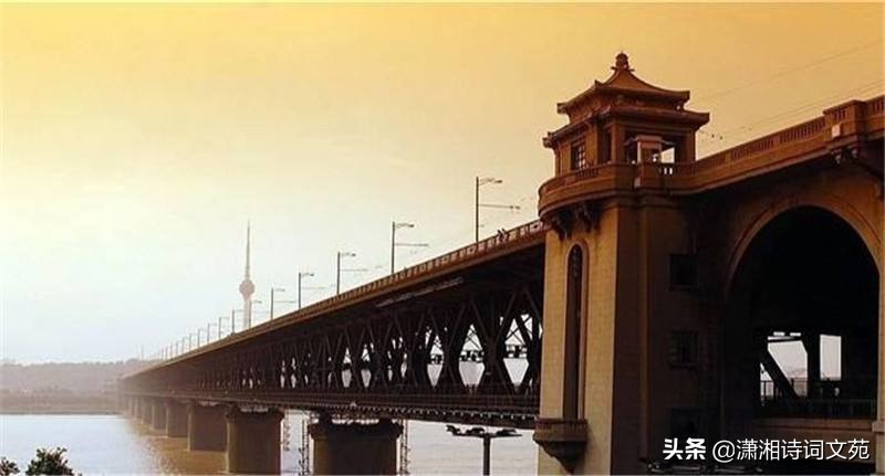 “神女应无恙，当惊世界殊”：再读《水调歌头·游泳》