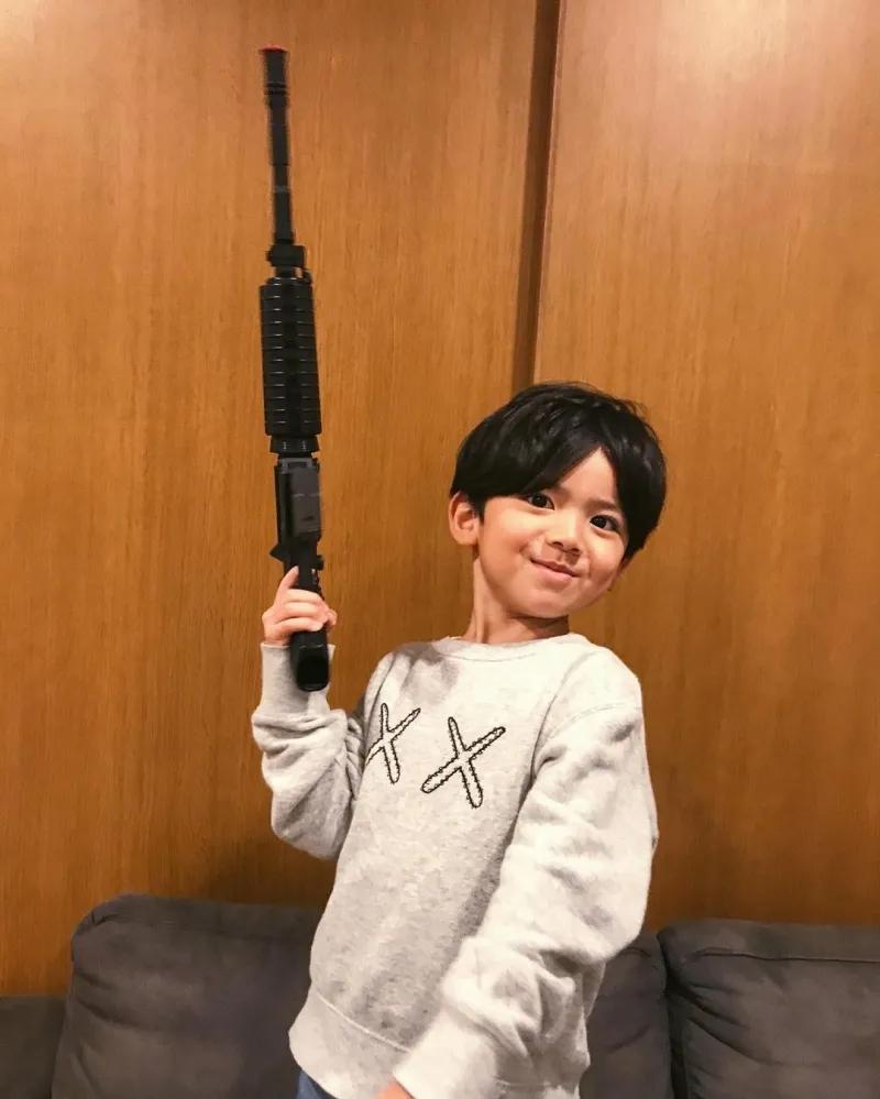 女版GD潮过陈冠希女儿?月入十万萌娃靠穿搭火爆ins