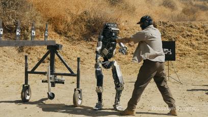 遭遇百般霸凌后，机器人竟将枪口对准人类