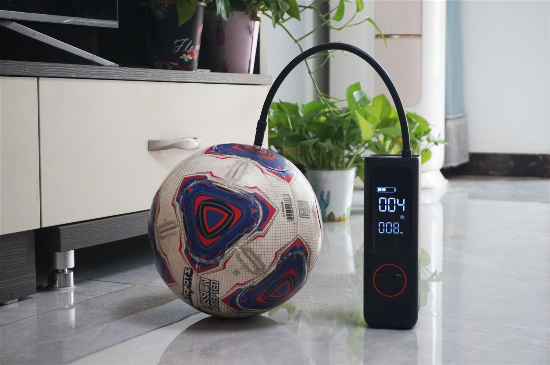 开车遇到轮胎不够气,骑车路过电动车没气帮忙打气