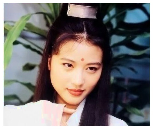 赵丽颖杏仁眼,范冰冰桃花眼,网友:都不及她一千两百度近视眼