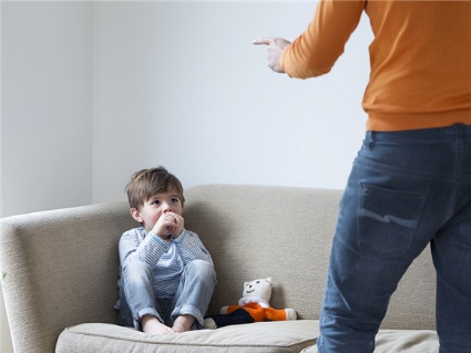 13岁男孩叛逆晚不回家如何教育,13岁男孩地下车库