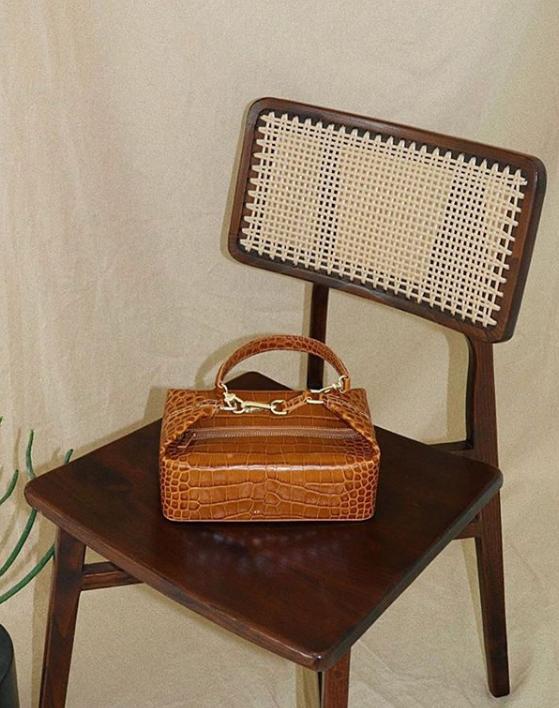 买了名牌包又得买名牌衣服,买了大牌包包后悔吗