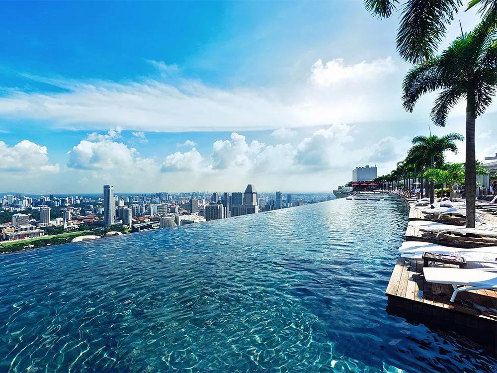 世界最大悬空透明玻璃泳池,高空玻璃无边际泳池