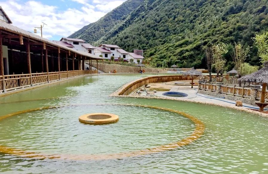 成都2天来回的温泉推荐，彩林雪景青山绿水，美成仙境