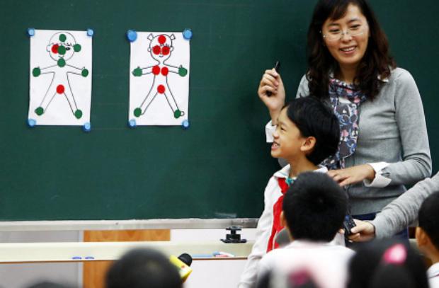 “关注我,给你看我妈洗澡”,学生为出名*拍偷**妈妈:性无知真可怕