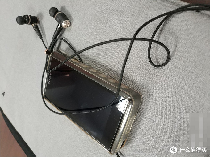 89元的JBLX安德玛联名耳机？某鱼陪审团告诉你别傻了