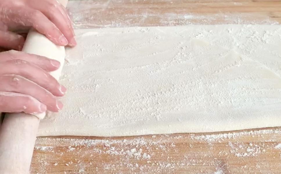 做手擀面用冷水还是热水和面不碎,做手擀面里面需要加鸡蛋吗