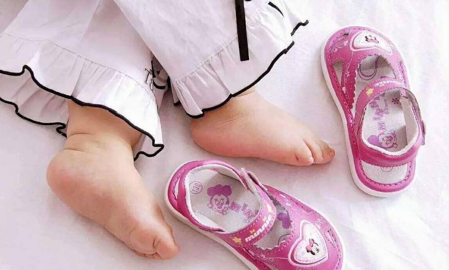 小孩的脚要不要穿袜子,宝宝光脚穿不住袜子怎么办