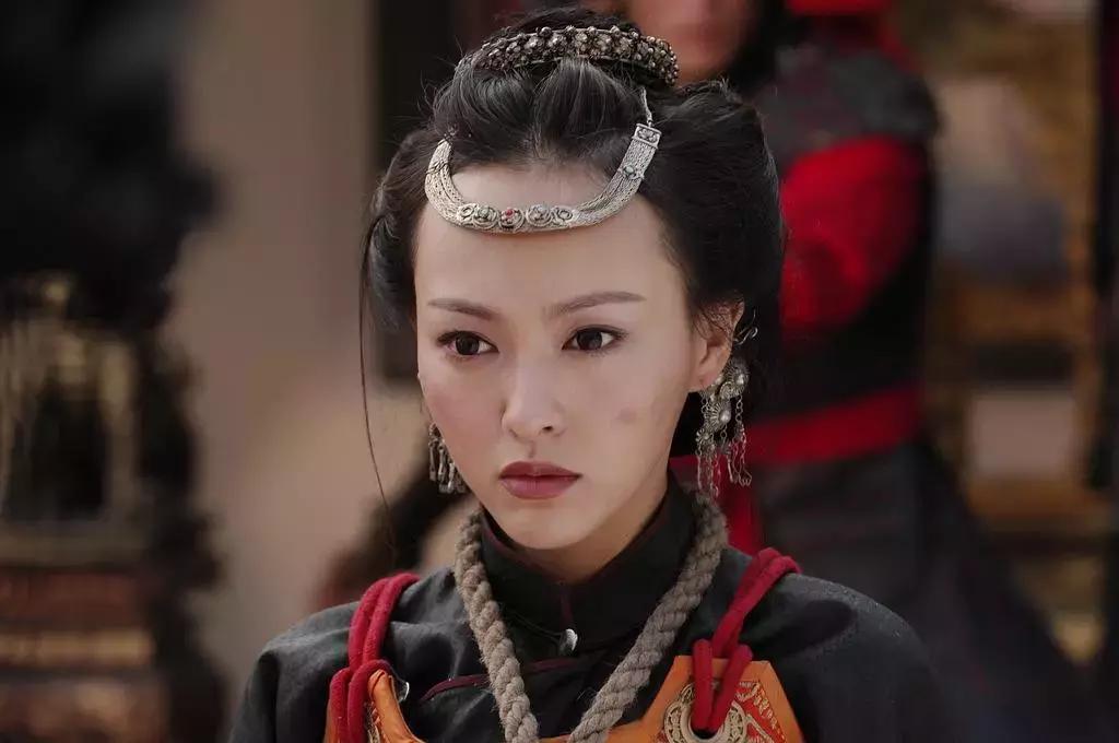 经常戴美瞳的女明星,被美瞳毁掉