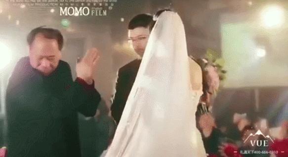 邓超为女儿做滑雪鞋，发微博却遭网友“嘲笑”，称“实力坑娃”