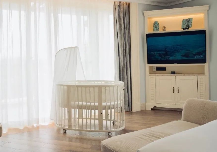 因为我不到三岁,酒店“逼”我打地铺睡