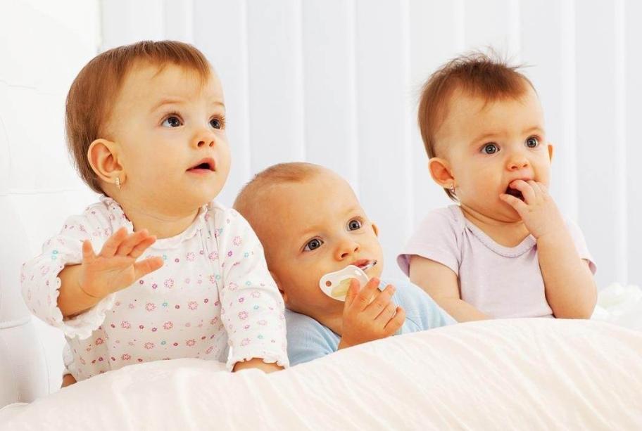 宝宝总是往嘴里放什么,宝宝老是乱吃东西放嘴里