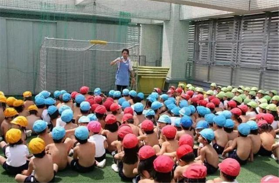 上课“脱衣”刺激发育,日本“裸体教育”惹争议:这不是耍流氓吗