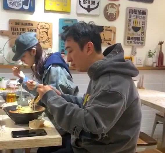 王思聪带男网红,王思聪低调出行街头