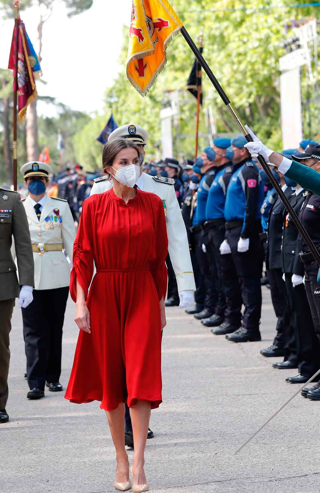 这是想开了？穿惯了Zara的莱后穿万元菲拉格慕红裙，也太美了吧