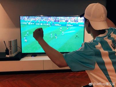 周杰伦张若昀董又霖享受球赛苏醒为巴萨怒砸电视