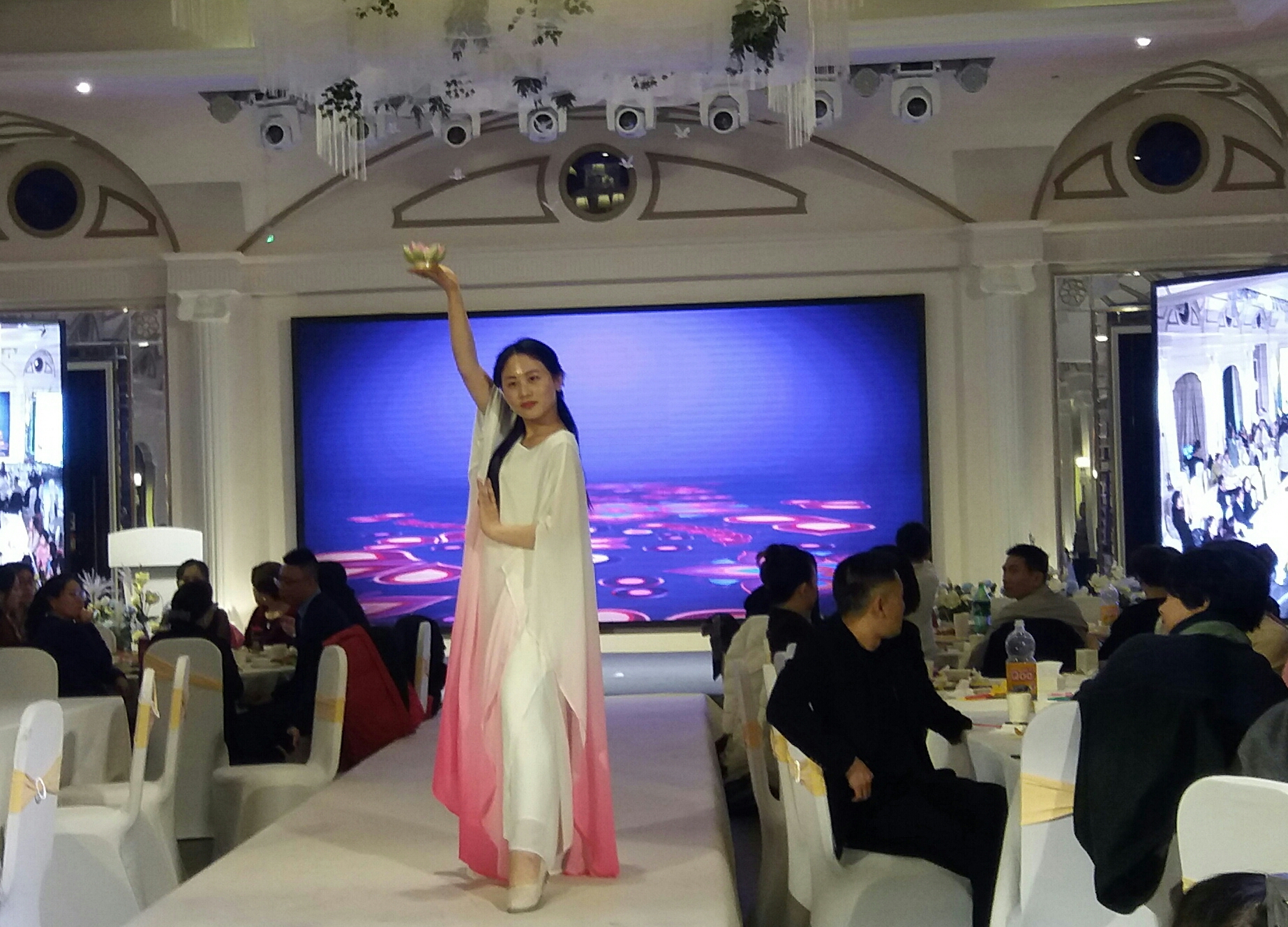 倾雪伊人护肤品牌的价格是多少,倾雪伊人护肤品品牌