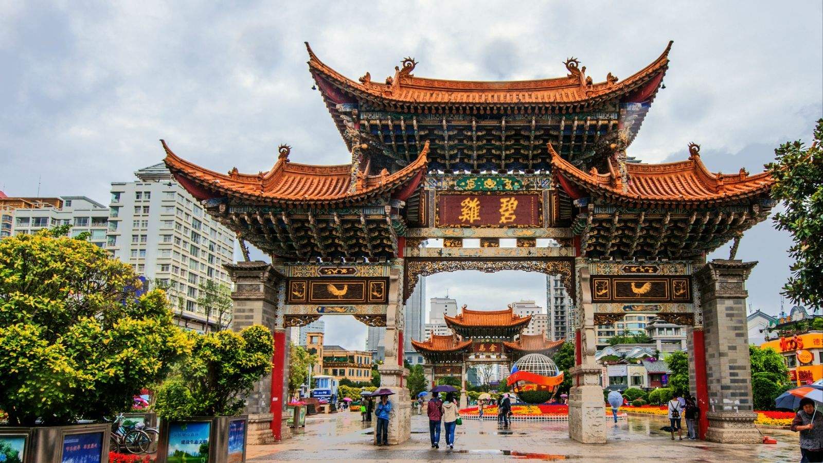 贵阳和昆明哪一个省会城市先进,贵阳与昆明中间哪个城市比较好