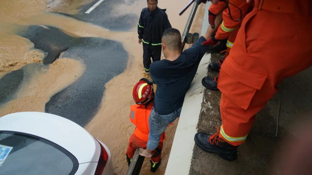 深圳暴雨致多人被困消防紧急救援,深圳暴雨引发洪水浸死车内司机