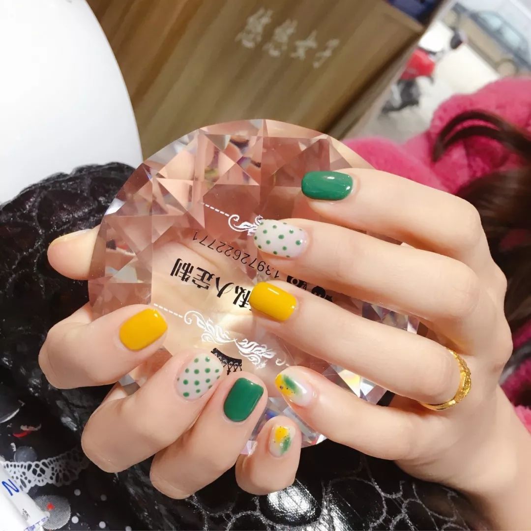 美甲什么颜色显得花哨好看,40款干净不花哨的美甲谁做都好看