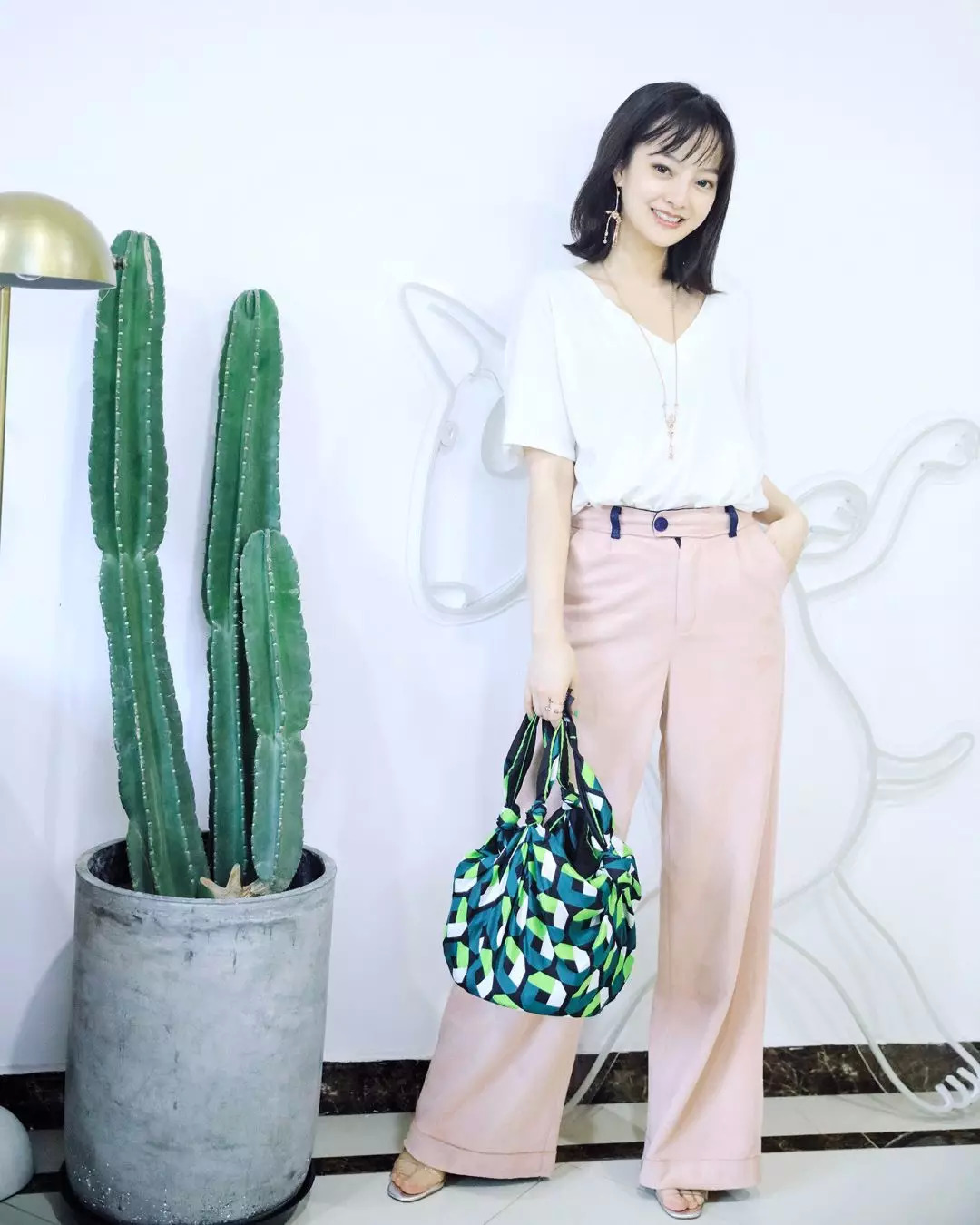 大牌包包手提袋改造教程,用买完东西的袋子改造时髦包包