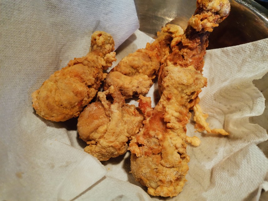 炸鸡腿怎么弄才能外焦里嫩,炸鸡腿如何避免里面没熟