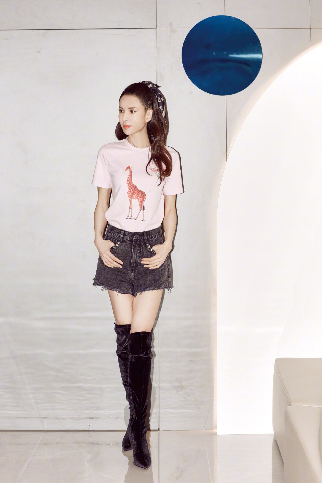 55岁李若彤身材宛如少女,54岁的李若彤身材曲线绝佳