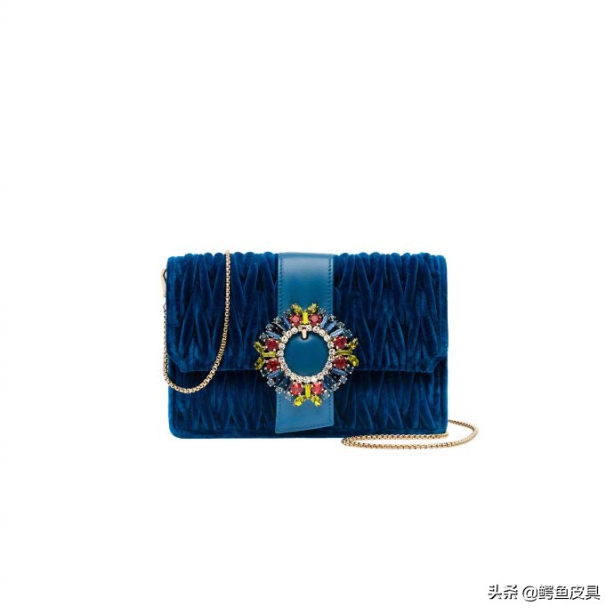 将独有的艺术文化融进产品之中,把艺术创作融入到衣服里