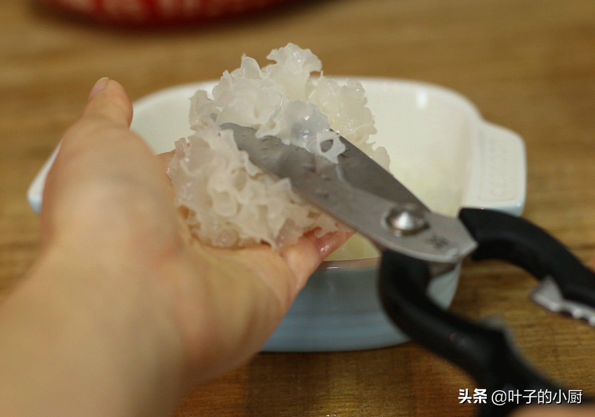 高压锅炖银耳汤要多久才有胶质,红枣枸杞桂圆银耳汤怎样煮出胶质