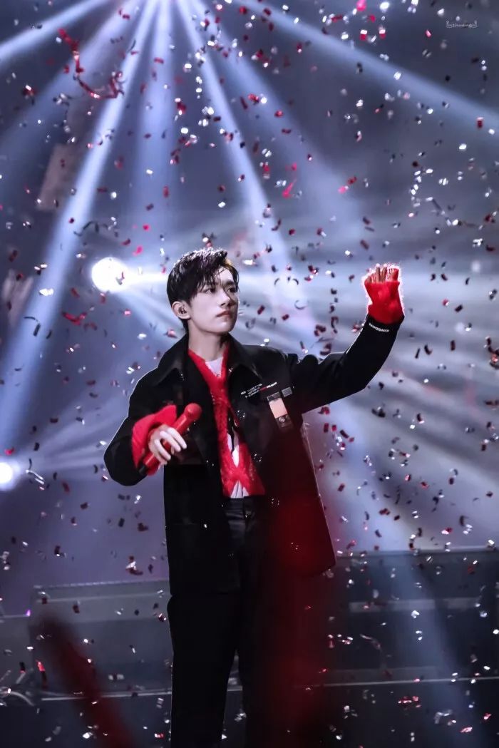 易烊千玺从小鲜肉到晋升影帝,易烊千玺的流量惊呆老前辈