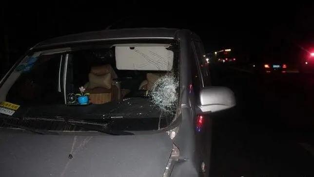 夜间开车如何处理对面远光,晚上开车被货车开远光怎么办