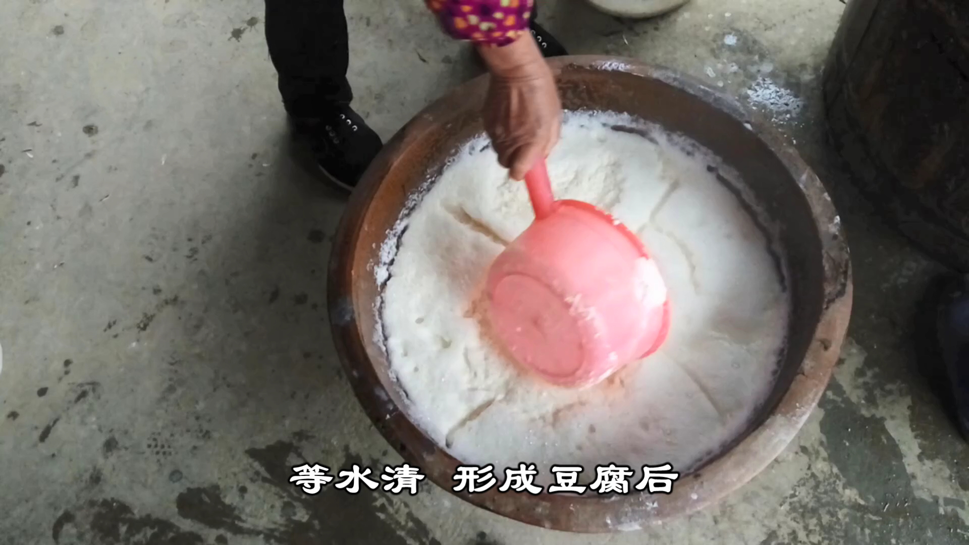 湖南农村,传统古法用石磨打豆腐的全过程,从黄豆到白白的豆腐