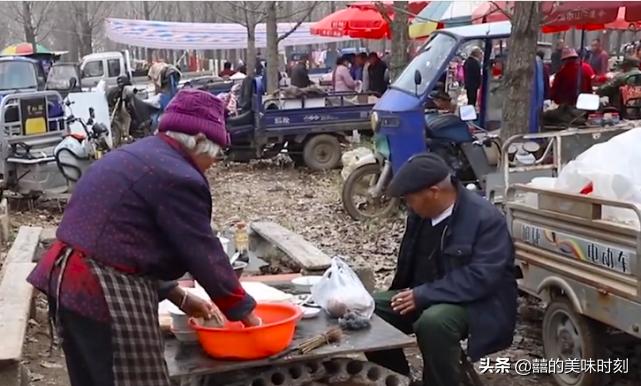 80后摆摊卖豆腐脑,山东大集2块钱豆腐脑