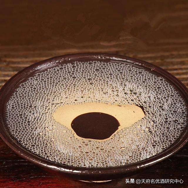 浓香型白酒入口有些酸味,怎么去除白酒中的酸味