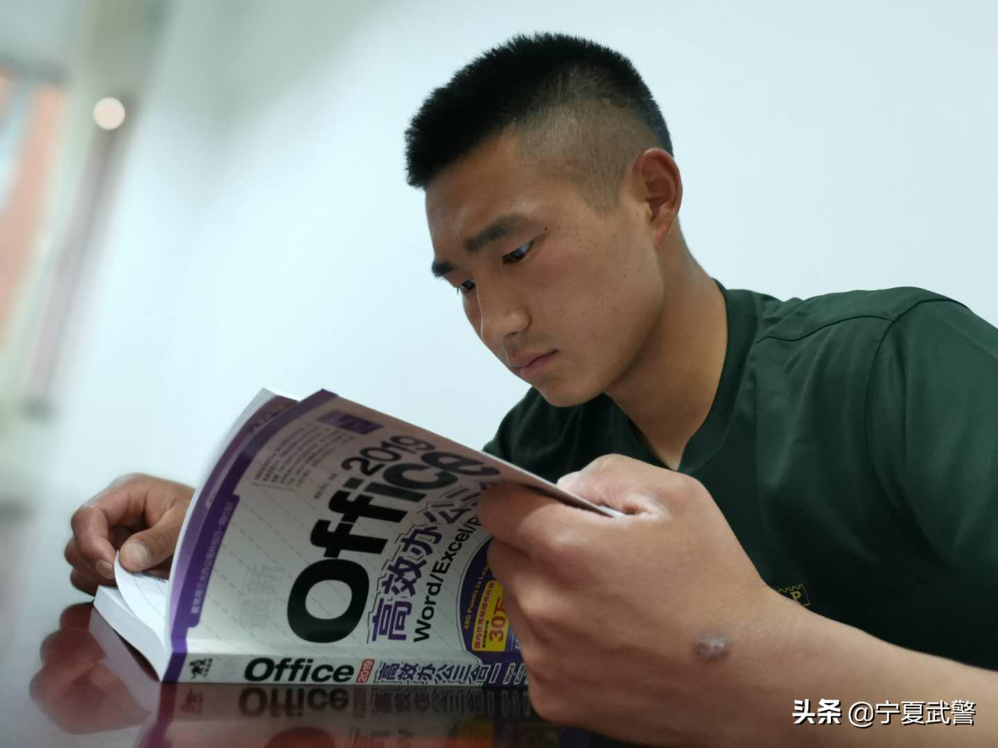 从训练场走向“讲台”由战斗员化身“教员”