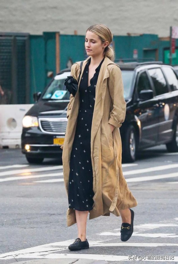 入春怎么穿?回头率最高的穿搭参考:“长裙+外套”,气质又高级