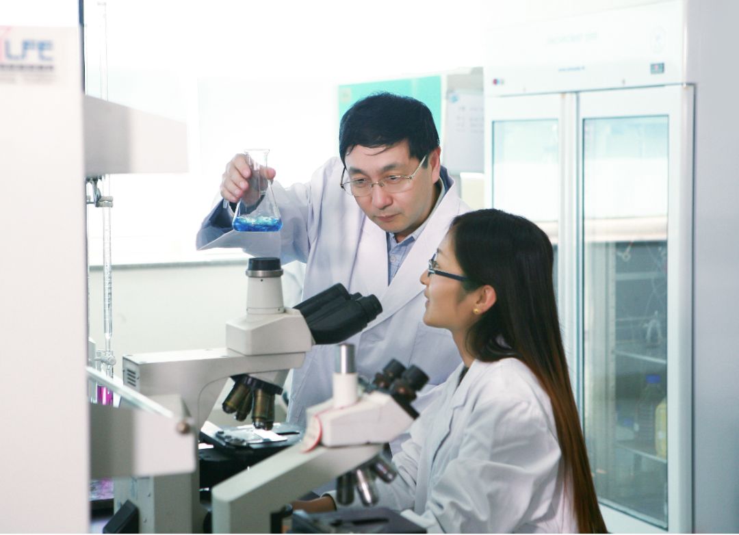 适合国人肤质的天然保湿剂，他一研究就是半辈子