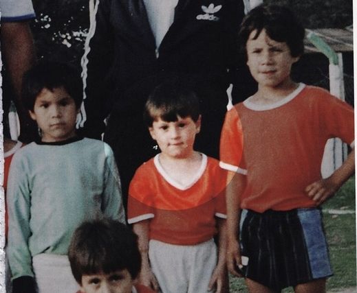 他从小就喜欢足球，不畏曲折，不断激励自已成长为一个伟大的球星