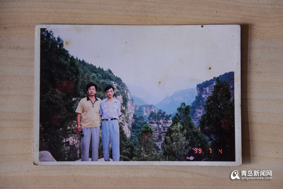 白天拌水泥，晚上写诗歌…青岛这位农民工在地下室写出几十万字小说