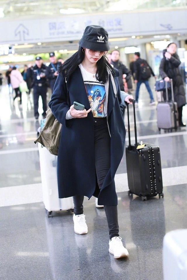 姚晨跟儿子在机场,小土豆呆萌的表情变潮男,这小嘴巴跟妈太像了