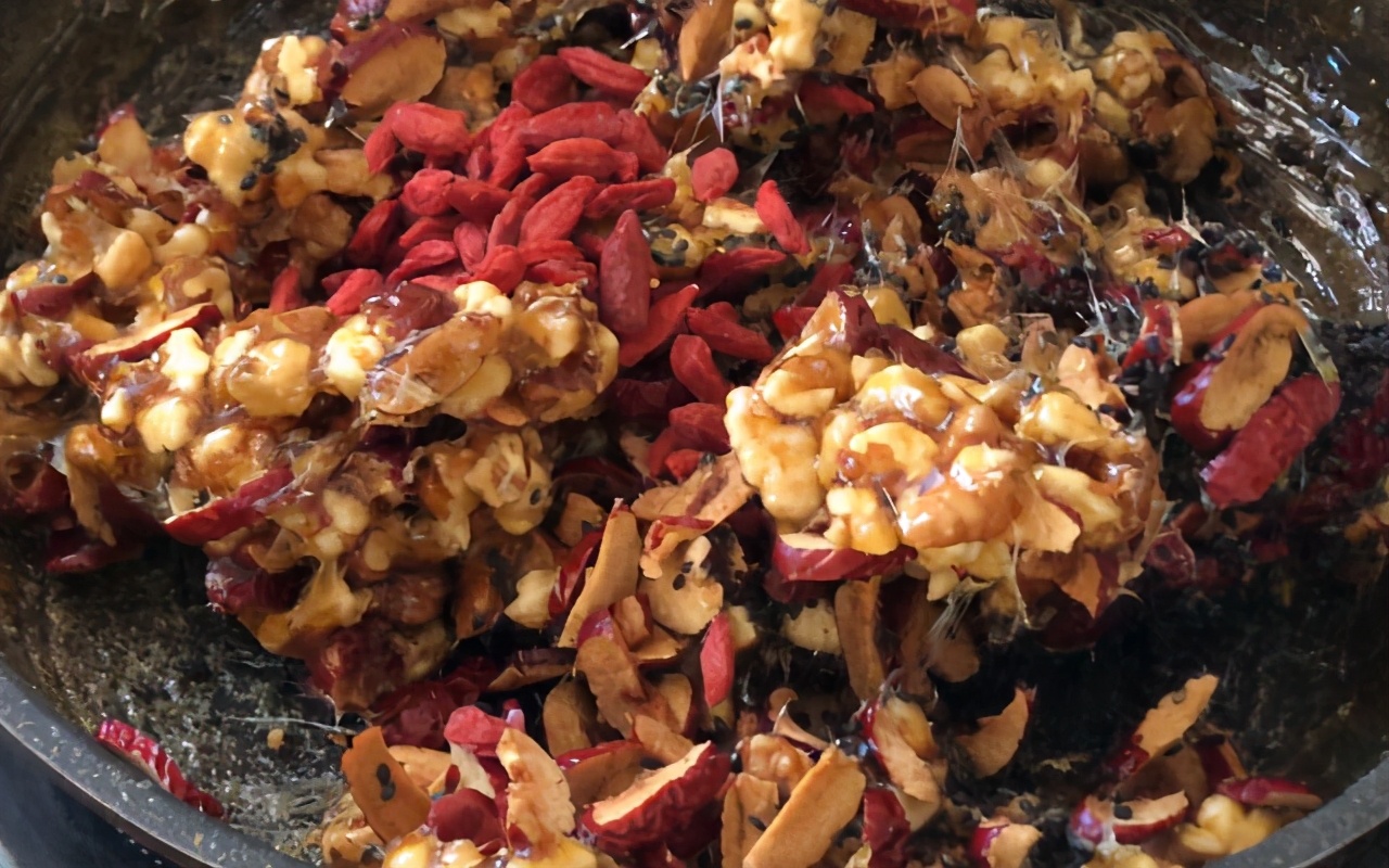 纯手工芝麻核桃糕红枣枸杞糕,红枣核桃枸杞玫瑰花黑芝麻糕功效