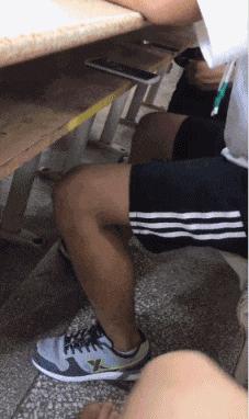 穿恨天高坐地铁的社死现场,两位男士都不忍看这次“崴脚表演”