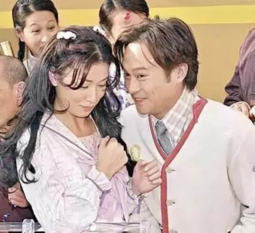 港风时代袁咏仪颜值巅峰,港星女神合照袁咏仪