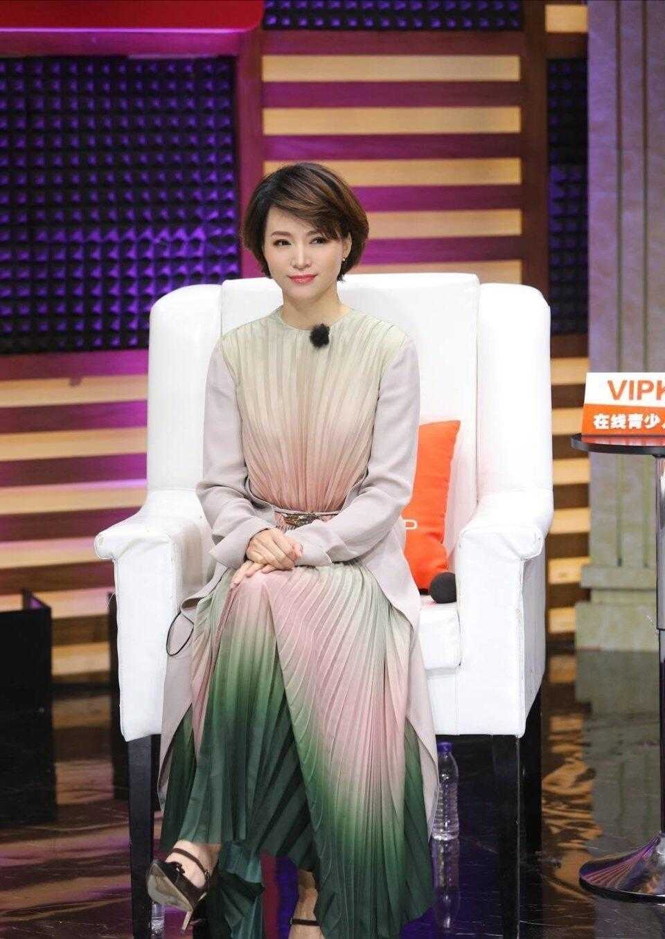 董卿格子衫穿搭,董卿优雅简约知性穿搭图片