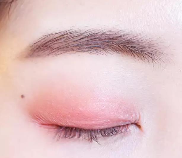 韩系妆容眼妆粉色,韩系桃花妆眼妆教程