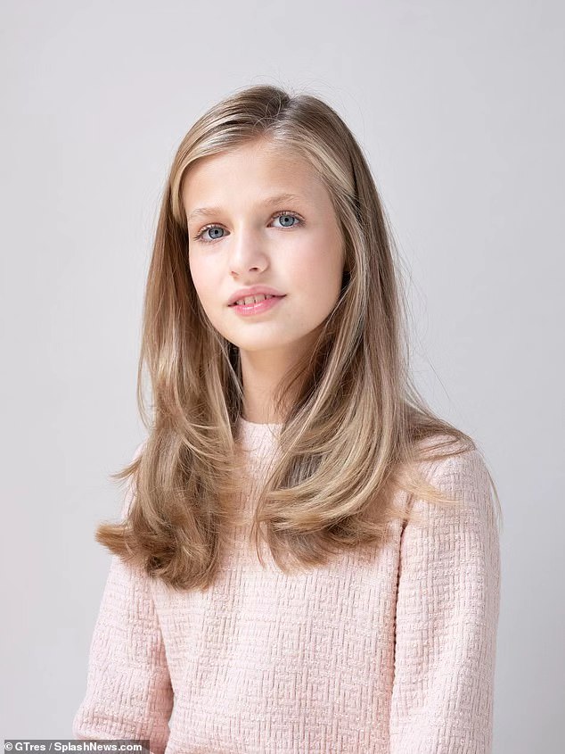 西班牙王室发布2020年官方肖像,王后头戴波旁王朝钻石王冠