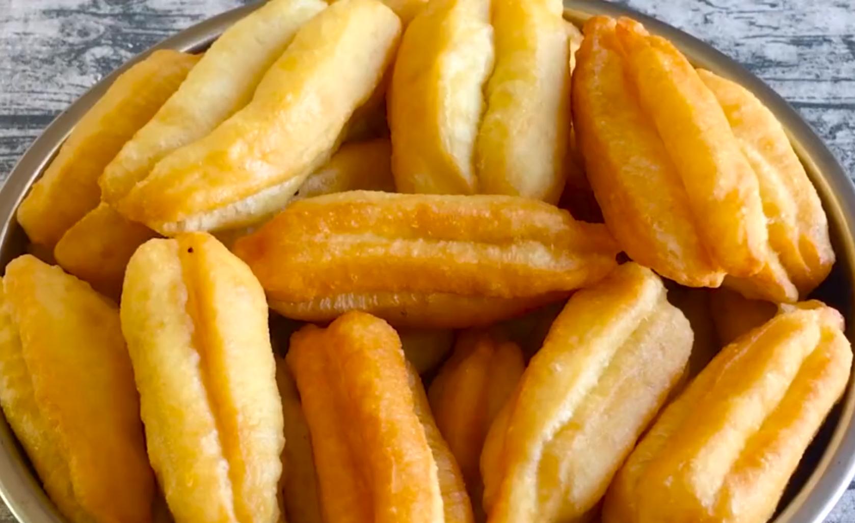 大厨教你一个简单的炸油条方法,油条师傅炸油条经验配方